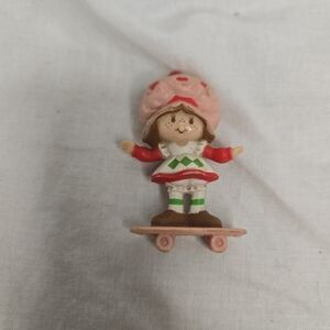 Strawberry Shortcake Skateboard  1982 PVC Figure American Greeting Corp